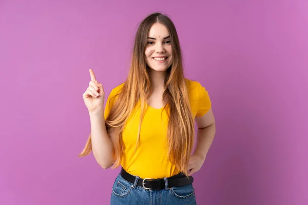 Giovane Donna Caucasica Isolata Sfondo Viola Mostrando Alzando Dito Segno — Foto Stock