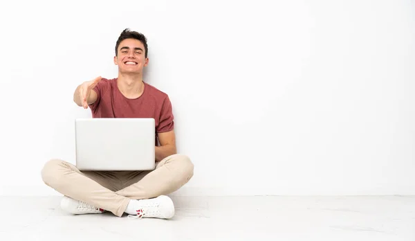 Adolescente Sentado Flor Com Seu Laptop Apertando Mãos Para Fechar — Fotografia de Stock