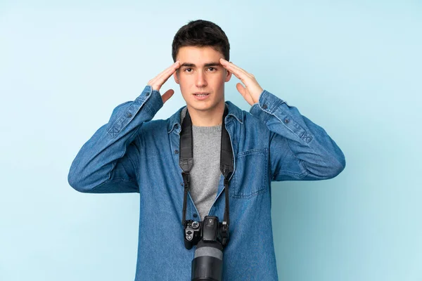 Genç Fotoğrafçı Mavi Arka Planda Izole Edilmiş Mutsuz Hayal Kırıklığına — Stok fotoğraf