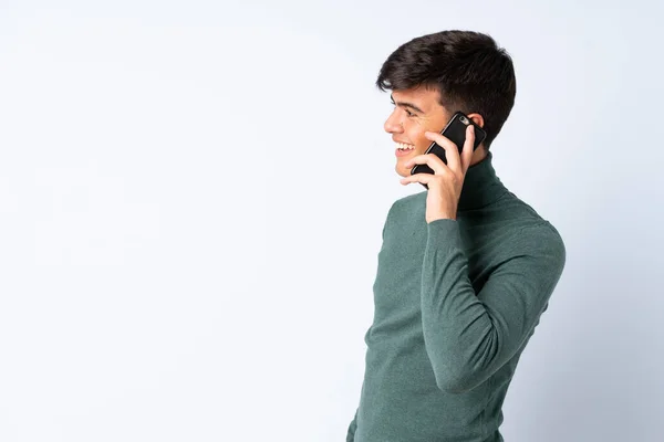 Bello Uomo Sfondo Blu Isolato Mantenere Una Conversazione Con Telefono — Foto Stock