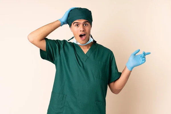 Surgeon Man Blue Uniform Isolated Background Surprised Pointing Finger Side — Foto de Stock