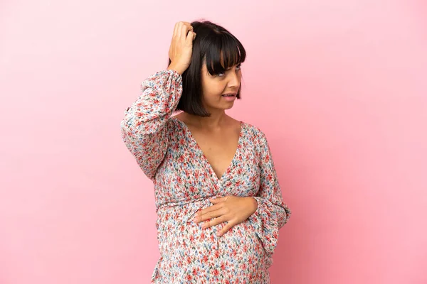 Mujer Embarazada Joven Sobre Fondo Rosa Aislado Que Tiene Dudas —  Fotos de Stock
