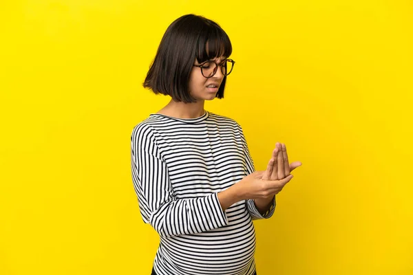 Jovem Grávida Sobre Fundo Amarelo Isolado Sofrendo Dor Nas Mãos — Fotografia de Stock