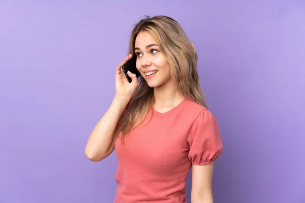 Adolescente Ragazza Russa Isolata Sfondo Viola Mantenendo Una Conversazione Con — Foto Stock