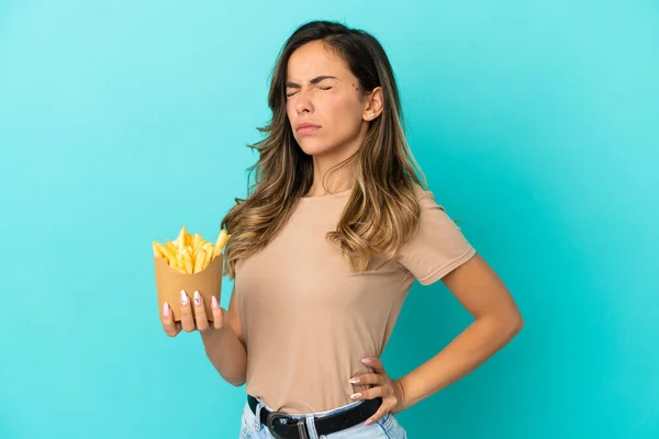 Jovem Segurando Batatas Fritas Sobre Fundo Isolado Sofrendo Dor Nas — Fotografia de Stock