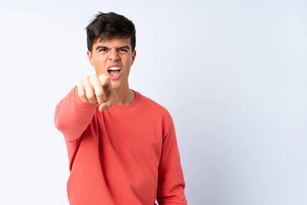 Hombre Guapo Sobre Fondo Azul Aislado Frustrado Apuntando Hacia Frente —  Fotos de Stock