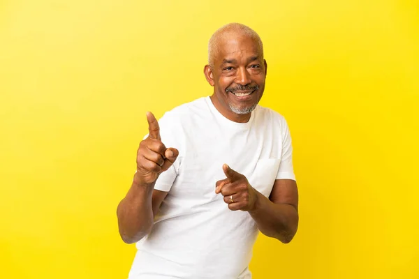 Sênior Cubano Isolado Fundo Amarelo Apontando Para Frente Sorrindo — Fotografia de Stock