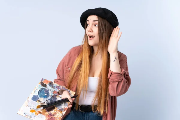 Young Artist Woman Holding Palette Isolated Blue Background Listening Something — Stock Photo, Image