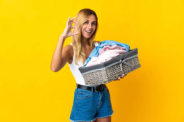 Joven Rubia Uruguaya Sosteniendo Una Cesta Ropa Aislada Sobre Fondo — Foto de Stock