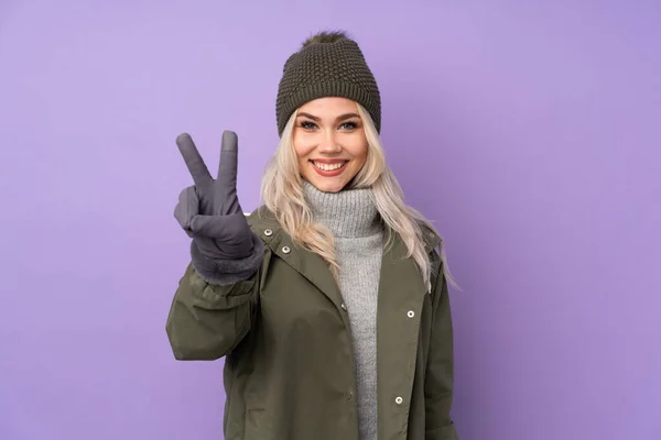 Ragazza Bionda Adolescente Con Cappello Invernale Sfondo Viola Isolato Sorridente — Foto Stock