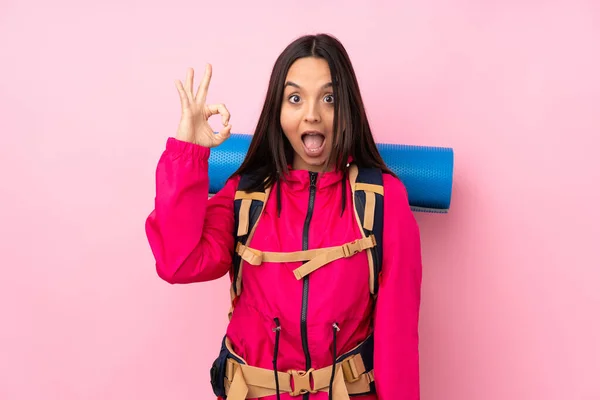 Menina Jovem Montanhista Com Uma Grande Mochila Sobre Fundo Rosa — Fotografia de Stock