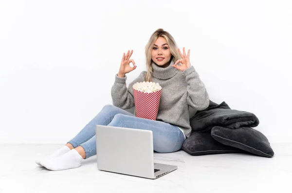 Teenager Blonde Girl Eating Popcorn While Watching Movie Laptop Showing — Foto Stock