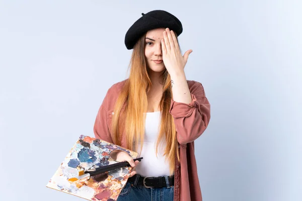 Joven Artista Mujer Sosteniendo Una Paleta Aislada Sobre Fondo Azul — Foto de Stock