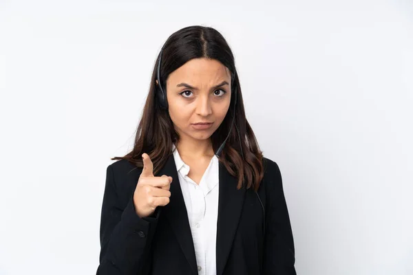 Jovem Mulher Telemarketer Isolado Fundo Branco Frustrado Apontando Para Frente — Fotografia de Stock