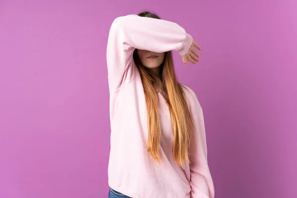 Jonge Blanke Vrouw Geïsoleerd Paarse Achtergrond Bedekken Ogen Door Handen — Stockfoto