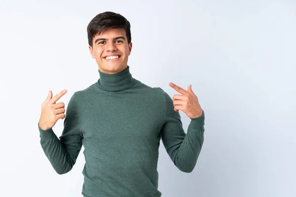 Bonito Homem Sobre Fundo Azul Isolado Dando Gesto Polegares Para — Fotografia de Stock