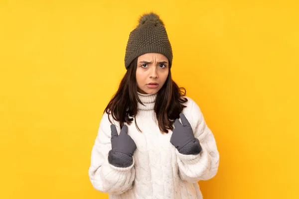 Ung Kvinna Med Vinter Hatt Över Isolerad Gul Bakgrund Pekar — Stockfoto
