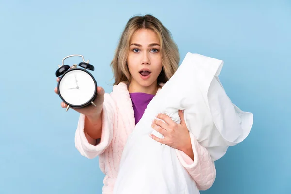 Adolescente Rusa Chica Pijama Aislado Sobre Fondo Azul — Foto de Stock