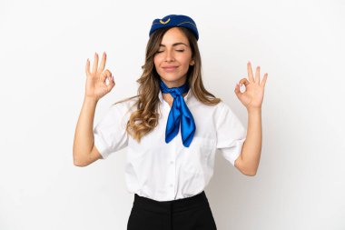 Zen pozunda izole edilmiş beyaz arka plan üzerinde uçak hostesi.