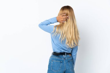 Genç sarışın Uruguaylı kadın arka planda izole edilmiş ve düşünüyor.