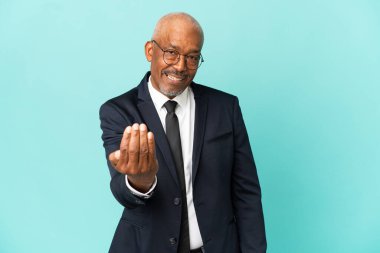 İşletme son sınıf öğrencisi mavi arka planda izole edilmiş ve davet edilmişti. Gelmene sevindim.