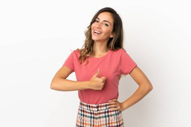 Soyutlanmış bir geçmişi olan genç bir kadın iyi niyet gösterisi yapıyor.