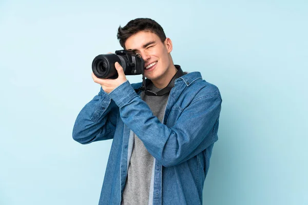 Teenager Photographer Man Isolated Blue Background — Stock Photo, Image