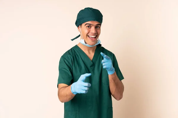 Cirujano Con Uniforme Azul Sobre Fondo Aislado Señala Con Dedo — Foto de Stock