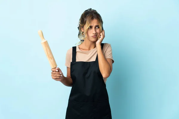 Молодая Блондинка Уругвая Кулинарная Женщина Изолированы Голубом Фоне Разочарованы Закрывая — стоковое фото