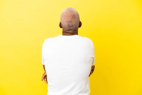 Kubai Senior Elszigetelt Sárga Háttér Hátsó Pozícióban — Stock Fotó