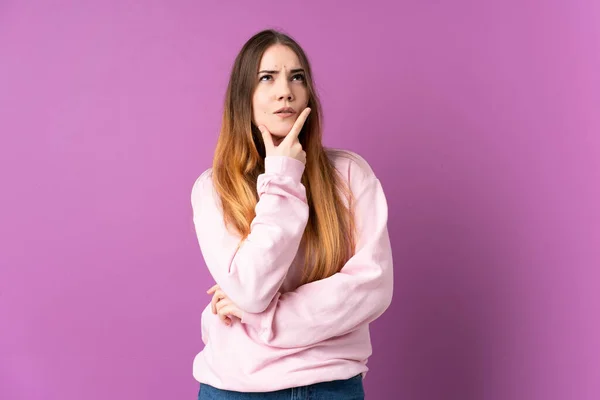 Jovem Caucasiana Isolada Fundo Roxo Com Dúvidas — Fotografia de Stock