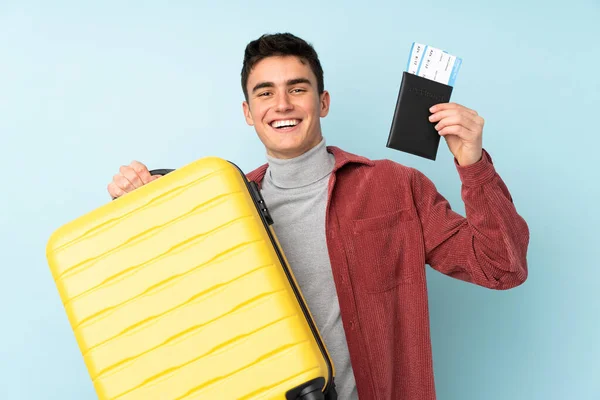 Tiener Kaukasische Man Geïsoleerd Paarse Achtergrond Vakantie Met Koffer Paspoort — Stockfoto