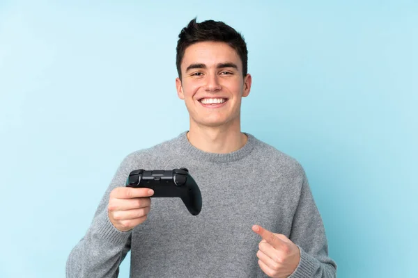 Teenager Caucasian Man Playing Video Game Controller Isolated Blue Background — Stock Photo, Image