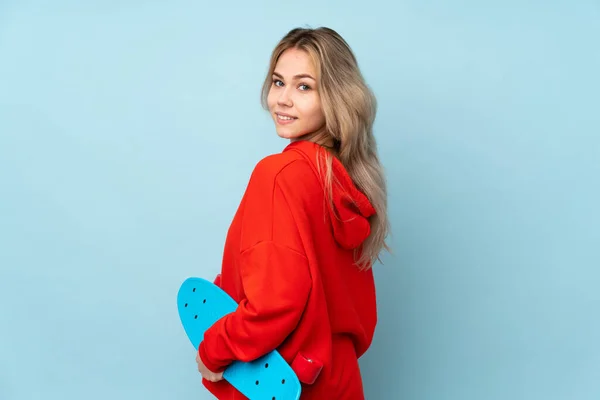 Adolescente Russo Menina Isolada Fundo Azul Com Skate — Fotografia de Stock