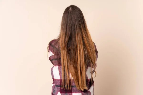 Jeune Femme Caucasienne Isolée Sur Fond Beige Position Arrière — Photo