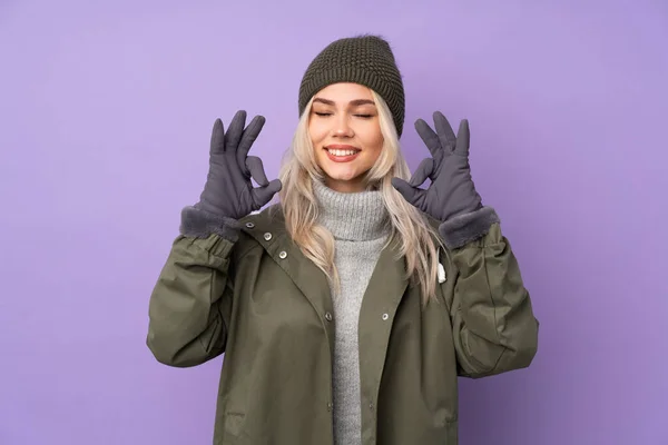 Teenager Blonde Mädchen Mit Wintermütze Über Isoliertem Lila Hintergrund Zen — Stockfoto
