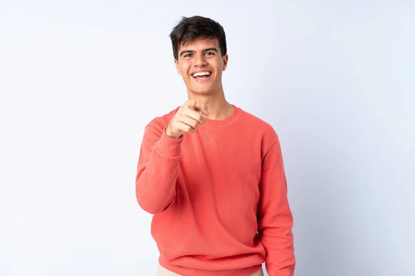 Hombre Guapo Sobre Fondo Azul Aislado Sorprendido Apuntando Hacia Delante — Foto de Stock