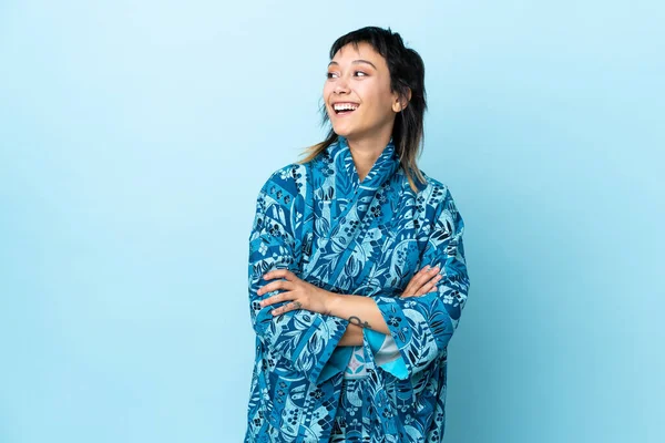 Mujer Joven Usando Kimono Sobre Fondo Azul Aislado Feliz Sonriente —  Fotos de Stock