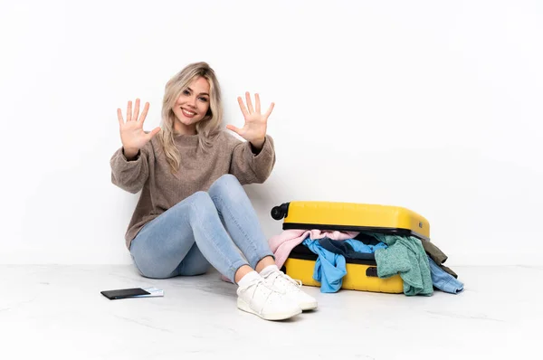 Ragazza Bionda Adolescente Con Una Valigia Piena Vestiti Seduti Sul — Foto Stock