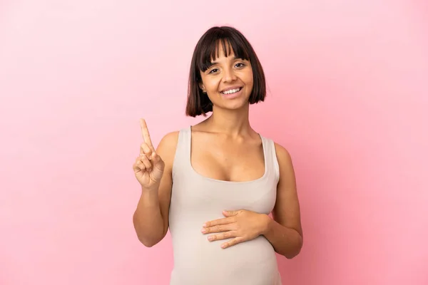 Молодая Беременная Женщина Изолированном Розовом Фоне Показывает Поднимает Палец Знак — стоковое фото