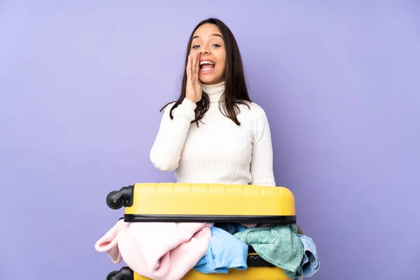 Viaggiatore Giovane Donna Con Una Valigia Piena Vestiti Sfondo Viola — Foto Stock