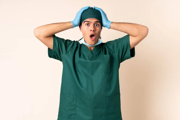 Cirujano Uniforme Azul Sobre Fondo Aislado Con Expresión Facial Sorpresa — Foto de Stock