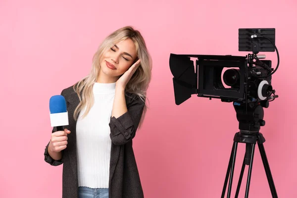 Mulher Repórter Segurando Microfone Relatando Notícias Sobre Fundo Rosa Isolado — Fotografia de Stock