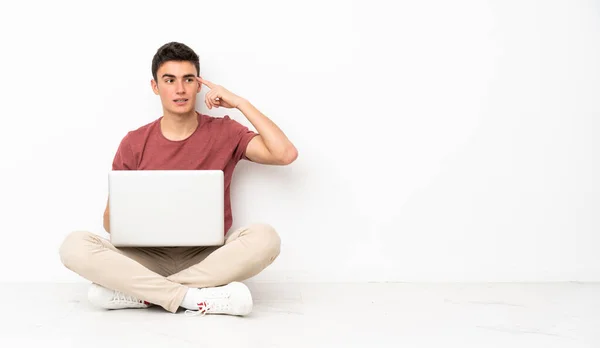 Adolescente Sentado Flor Com Seu Laptop Fazendo Gesto Loucura Colocando — Fotografia de Stock