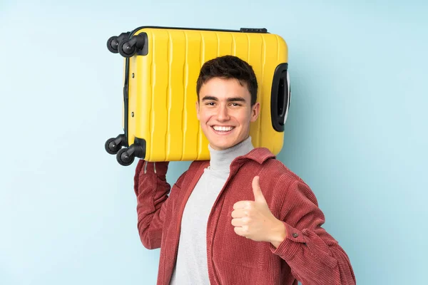 Adolescente Caucásico Hombre Aislado Sobre Fondo Púrpura Vacaciones Con Maleta —  Fotos de Stock