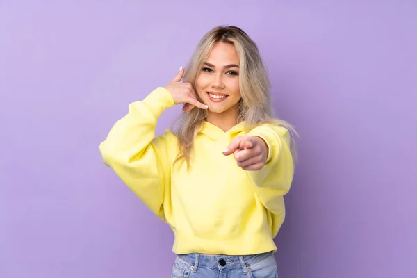 Teenager Girl Wearing Yellow Sweatshirt Isolated Purple Background Making Phone — Fotografia de Stock