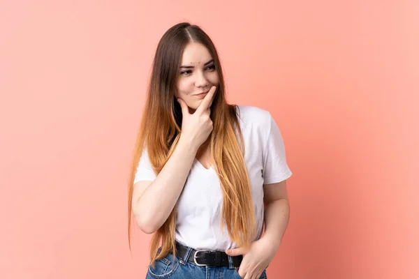 Giovane Donna Caucasica Isolata Sfondo Rosa Con Dubbi Con Espressione — Foto Stock