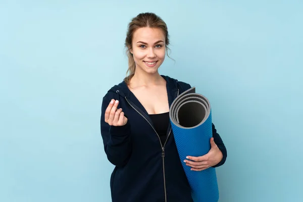 Teenager Russian Girl Holding Mat Isolated Blue Background Making Money — Stock Fotó