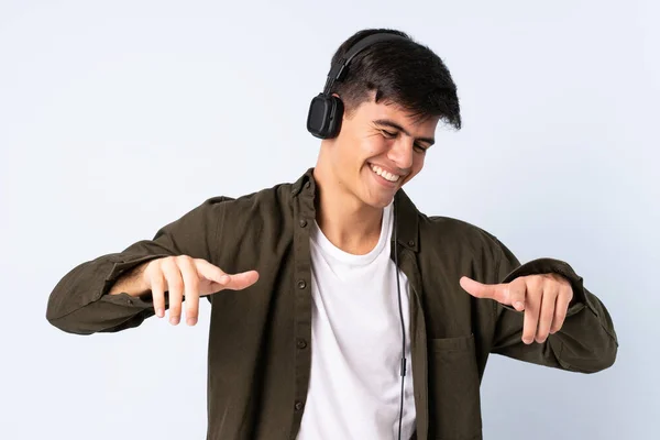 Bonito Homem Sobre Isolado Fundo Azul Ouvir Música Dança — Fotografia de Stock