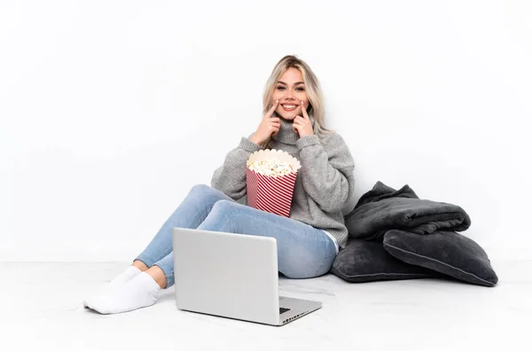 Teenager Blonde Girl Eating Popcorn While Watching Movie Laptop Smiling — Foto Stock
